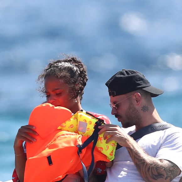 Matt Pokora et sa compagne Christina Milian et leur fils Isaiah sont allés déjeuner avec des amis au restaurant de plage Le Layet au Lavandou le 20 juillet 2020.