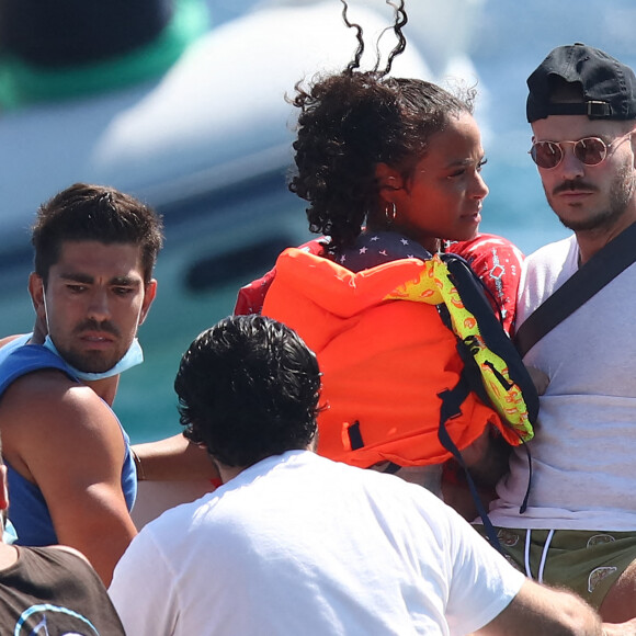 Matt Pokora et sa compagne Christina Milian et leur fils Isaiah sont allés déjeuner avec des amis au restaurant de plage Le Layet au Lavandou le 20 juillet 2020.