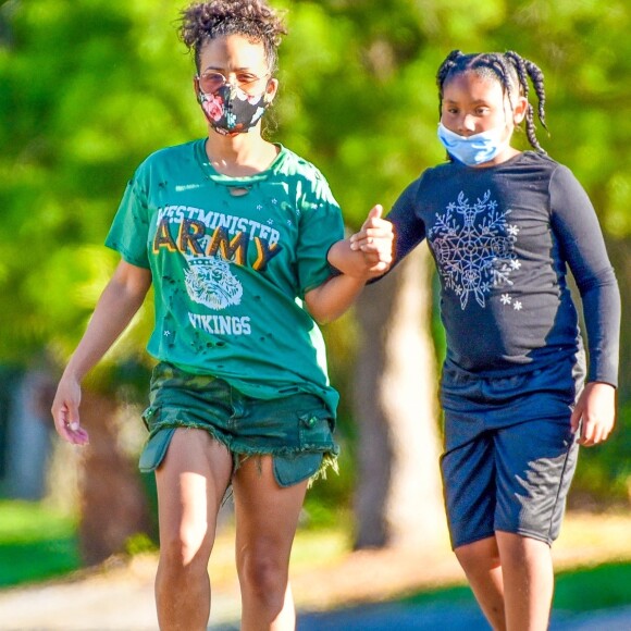 Exclusif - Christina Millian apprend à sa fille Violet, 10 ans, à faire du skate à Los Angeles, le 17 mai 2020.