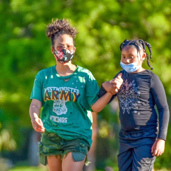 Exclusif - Christina Millian apprend à sa fille Violet, 10 ans, à faire du skate à Los Angeles, le 17 mai 2020.