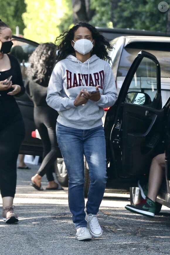 Christina Milian, portant un masque, assiste à une fête d'anniversaire un peu particulière, en voiture, à Los Angeles. Le 15 mai 2020.