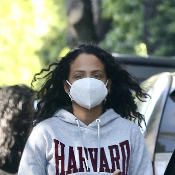 Christina Milian, portant un masque, assiste à une fête d'anniversaire un peu particulière, en voiture, à Los Angeles. Le 15 mai 2020.