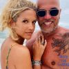 Pascal Obispo avec sa femme Julie lors de leurs vacances au cap Ferret le 10 août 2020.