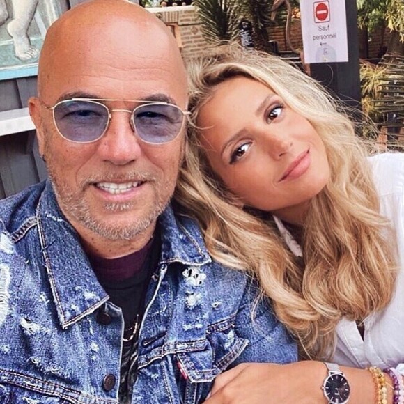 Pascal Obispo et sa femme Julie au début des vacances le 26 juillet 2020.