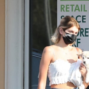 Exclusif - Kaia Gerber à la sortie d'un magasin animalier en compagnie de son nouveau petit chiot adopté dans le quartier de Malibu à Los Angeles pendant l'épidémie de coronavirus (Covid-19). Kaia adopte des chiots de La Fondation Labelle, un sauvetage d'animaux basé à Los Angeles qui se concentre sur la défense, la réhabilitation et le sauvetage des chiens. Le 4 août 2020