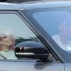 Exclusif - Kaia Gerber arbore une nouvelle couleur de cheveux rose pour aller diner avec un ami dans le quartier de Malibu à Los Angeles pendant l'épidémie de coronavirus (Covid-19).