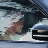 Exclusif - Kaia Gerber arbore une nouvelle couleur de cheveux rose pour aller diner avec un ami dans le quartier de Malibu à Los Angeles pendant l'épidémie de coronavirus (Covid-19), le 17 août 2020