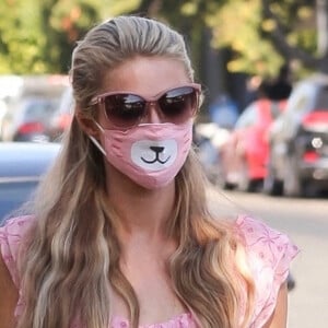 Paris Hilton et sa soeur N. Hilton Rothschild se baladent dans le quartier de Melrose à Los Angeles pendant l'épidémie de coronavirus (Covid-19), le 27 juillet 2020. @Backgrid USA / Bestimage