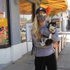 Paris Hilton fait du shopping avec son petit chien dans le quartier de Hollywood à Los Angeles pendant l'épidémie de coronavirus (Covid-19), le 25 août 2020.