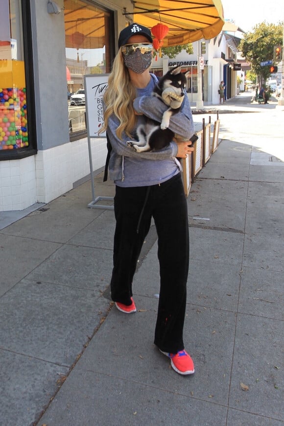 Paris Hilton fait du shopping avec son petit chien dans le quartier de Hollywood à Los Angeles pendant l'épidémie de coronavirus (Covid-19), le 25 août 2020.