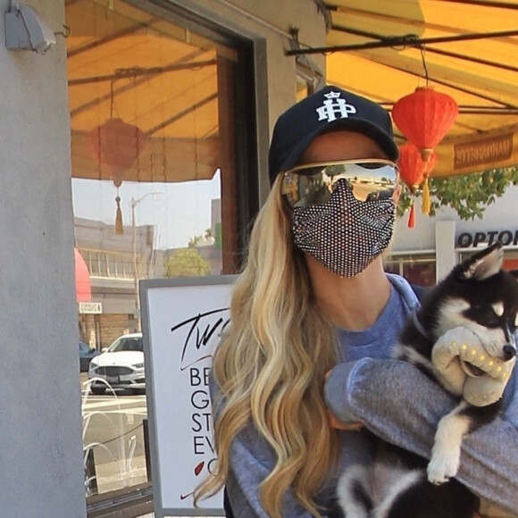 Paris Hilton fait du shopping avec son petit chien dans le quartier de Hollywood à Los Angeles pendant l'épidémie de coronavirus (Covid-19), le 25 août 2020.