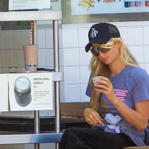 Paris Hilton fait du shopping avec son petit chien dans le quartier de Hollywood à Los Angeles pendant l'épidémie de coronavirus (Covid-19), le 25 août 2020.