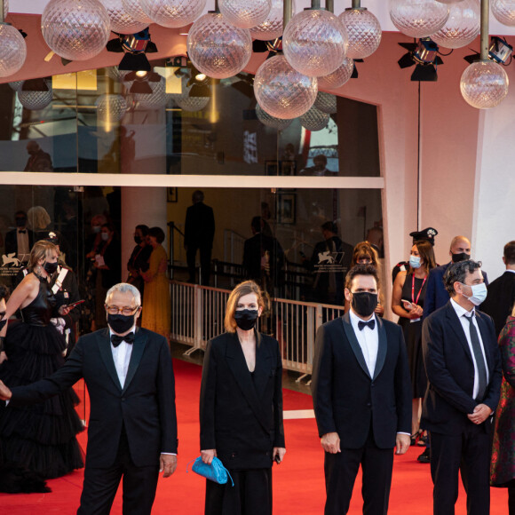 Alberto Barbera et le jury de la 77e édition du Festival du Film de Venise : Cate Blanchett, Ludivine Sagnier, Veronika Franz, Joanna Hogg, Christian Petzold, Cristi Puiu - Cérémonie d'ouverture de la Mostra de Venise le 2 septembre 2020.