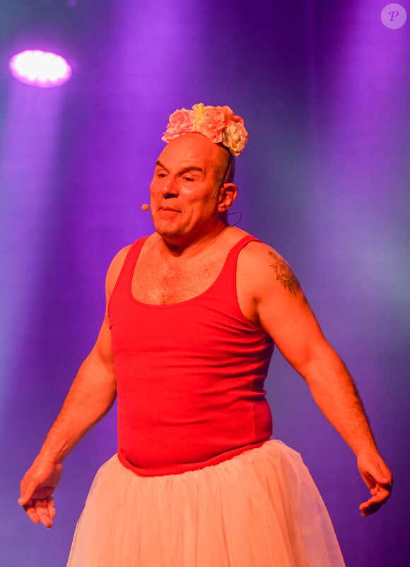 Exclusif - Vincent Moscato sur scène lors de la représentation exceptionnelle de son spectacle "Complètement Jojo" au théâtre du Gymnase. Paris, le 10 avril 2019. © Guirec Coadic/Bestimage