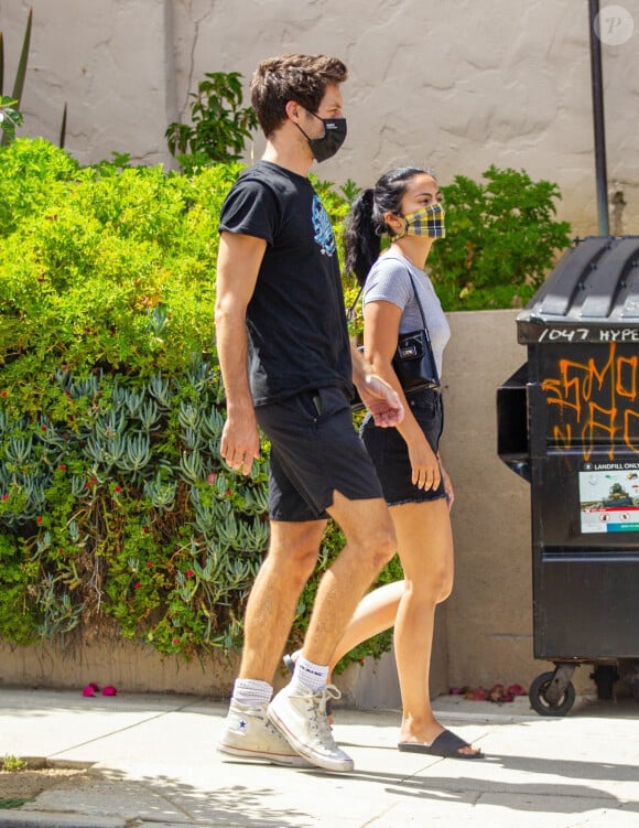 Exclusif - Camila Mendes se rend avec un ami à un rendez-vous médical dans le quartier de West Hollywood à Los Angeles pendant l'épidémie de coronavirus (Covid-19), le 13 août 2020