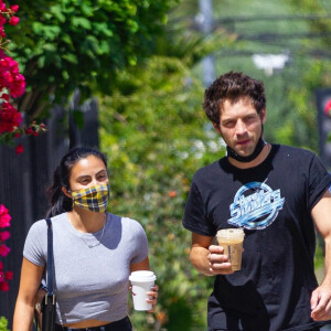 Exclusif - Camila Mendes se rend avec un ami à un rendez-vous médical dans le quartier de West Hollywood à Los Angeles pendant l'épidémie de coronavirus (Covid-19), le 13 août 2020