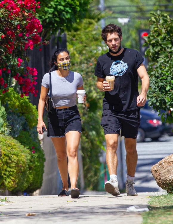 Exclusif - Camila Mendes se rend avec un ami à un rendez-vous médical dans le quartier de West Hollywood à Los Angeles pendant l'épidémie de coronavirus (Covid-19), le 13 août 2020