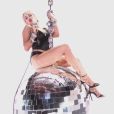 Miley Cyrus interprète la chanson "Midnight Sky" sur une boule à facettes géante, rappelant son clip de 2013 "Wrecking Ball", lors des MTV Video Music Awards. Los Angeles, été 2020.