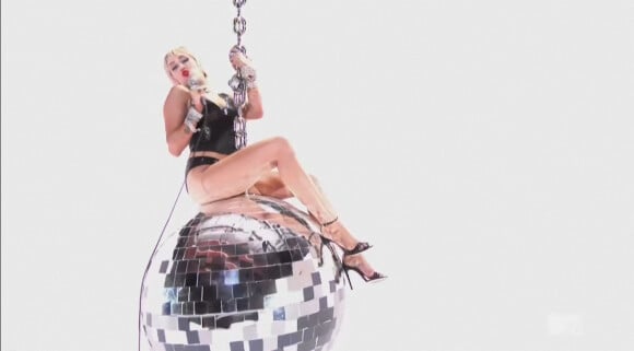 Miley Cyrus interprète la chanson "Midnight Sky" sur une boule à facettes géante, rappelant son clip de 2013 "Wrecking Ball", lors des MTV Video Music Awards. Los Angeles, été 2020.