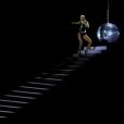 Miley Cyrus interprète la chanson "Midnight Sky" sur une boule à facettes géante, rappelant son clip de 2013 "Wrecking Ball", lors des MTV Video Music Awards. Los Angeles, le 30 août 2020.