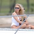 Exclusif - Pamela Anderson en pleine séance photo très sexy sur un yacht au large de Gold Coast sur la côte est de l'Australie. Entre 2 séances photos, Pamela boit du champagne et se relaxe au soleil. Le 26 novembre 2019