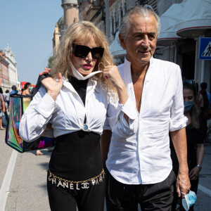 Arielle Dombasle et Bernard Henri-Lévy au Festival du Film de Venise le 6 septembre 2020. 