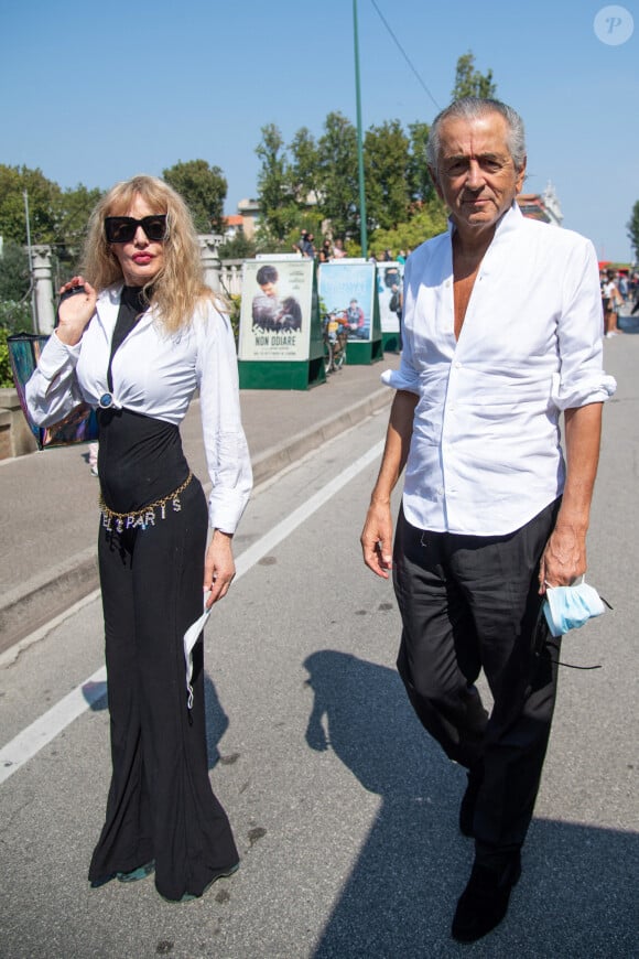 Arielle Dombasle et Bernard Henri-Lévy au Festival du Film de Venise le 6 septembre 2020. 