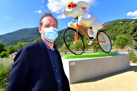 Exclusif - Christian Prudhomme, le directeur du Tour de France, durant le dévoilement de la sculpture " Totor on bike (Totor à Vélo) " de l'artiste Stephane Bolangaro au Broc, le 25 août 2020, le long du parcours du Tour de France 2020 qu'empreinteront les coureurs cyclistes. © Bruno Bebert / Bestimage 