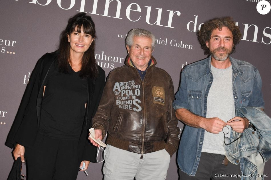 Quels Sont Les Fils De Claude Lelouch Claude Lelouch entre sa compagne Valérie Perrin et son fils Simon