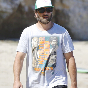 Exclusif - Rick Salomon se promène avec une amie sur la plage à Malibu, le 14 août 2015.