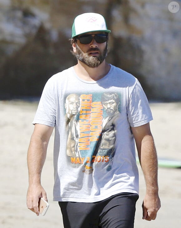 Exclusif - Rick Salomon se promène avec une amie sur la plage à Malibu, le 14 août 2015.