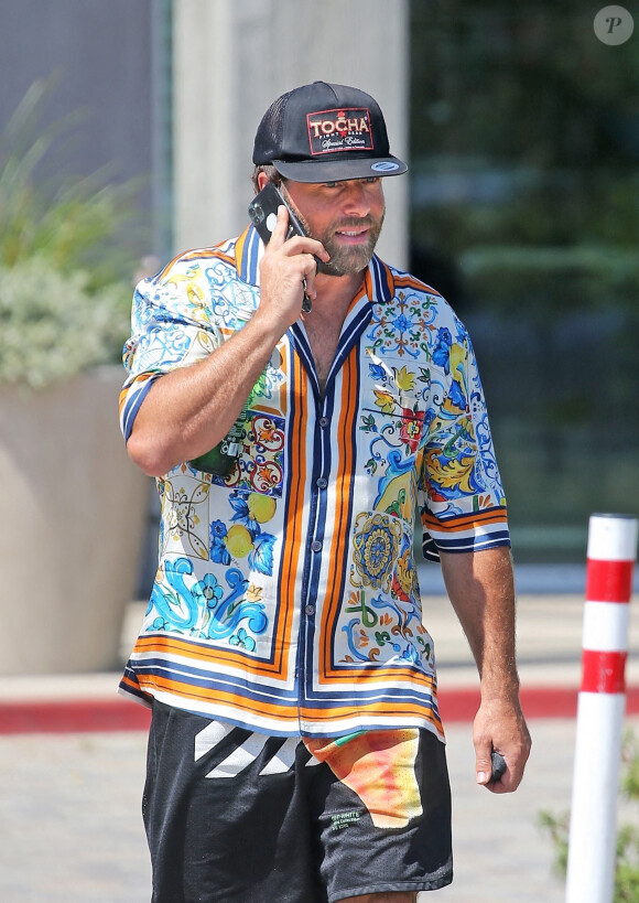 Exclusif - Rick Salomon (ex mari de P. Anderson) méconnaissable dans un nouveau look en balade dans le quartier de Malibu à Los Angeles pendant l'épidémie de coronavirus (Covid-19), le 25 août 2020 