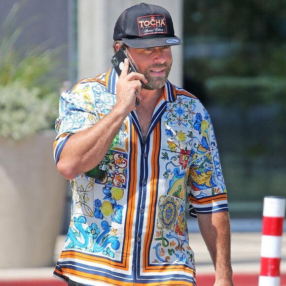 Exclusif - Rick Salomon (ex mari de P. Anderson) méconnaissable dans un nouveau look en balade dans le quartier de Malibu à Los Angeles pendant l'épidémie de coronavirus (Covid-19), le 25 août 2020 