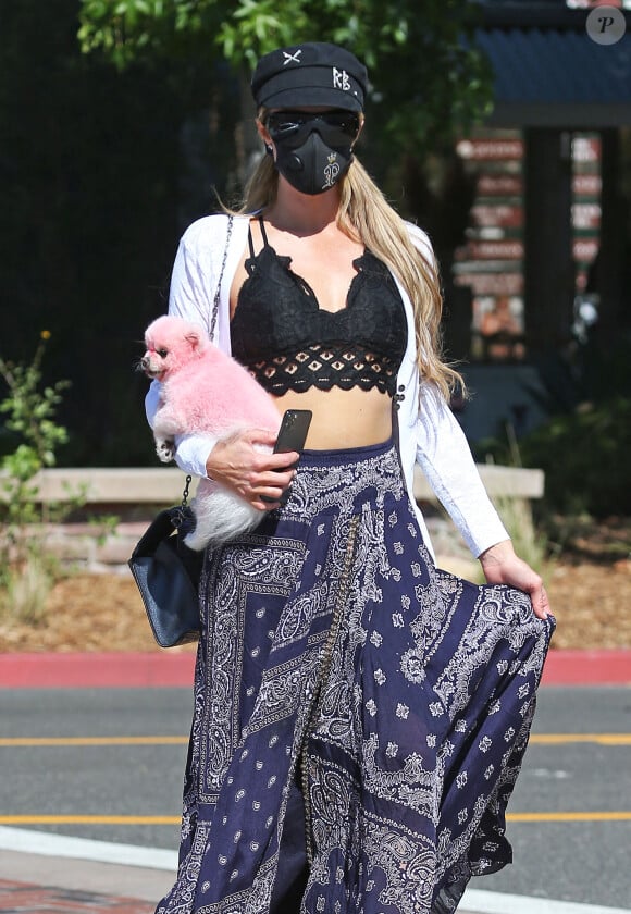Paris Hilton dans la rue à Malibu avec son chien rose le 6 juillet 2020.