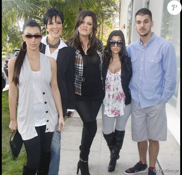 Kim Kardashian, Kris Jenner, Khloé, Kourtney et Rob Kardashian à West Hollywood. Los Angeles, décembre 2008.