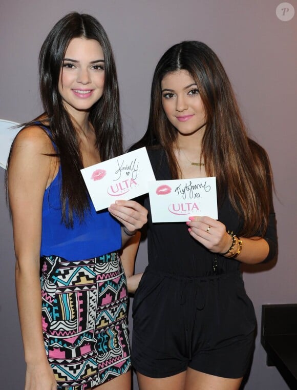 Exclusif - Kendall et Kylie Jenner, dix-sept et quinze ans, participent à la campagne Donate With a Kiss initiée par la marque Ulta Beauty au profit de la recherche contre le cancer du sein. Los Angeles, le 12 décembre 2012.