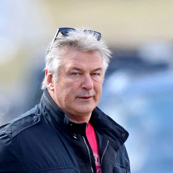Exclusif - Alec Baldwin se dirige vers Jack's Coffee à East Hampton, New York, le 16 mars 2020.
