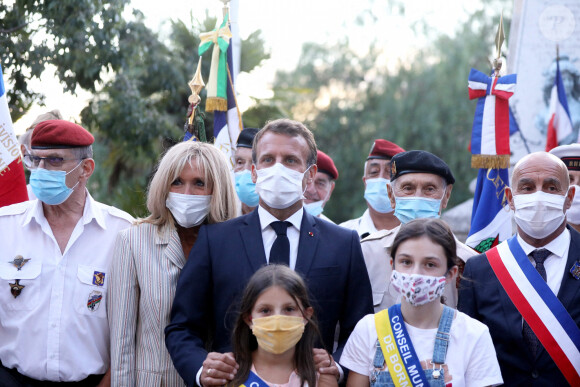 Le président Emmanuel Macron et la première dame Brigitte Macron lors de la Cérémonie du 76ème anniversaire de la libération de la ville de Bormes-les-Mimosas le 17 août 2020. Ils sont accompagnés par François Arizzi, maire de Bormes les Mimosas. © Dominique Jacovides / Bestimage 