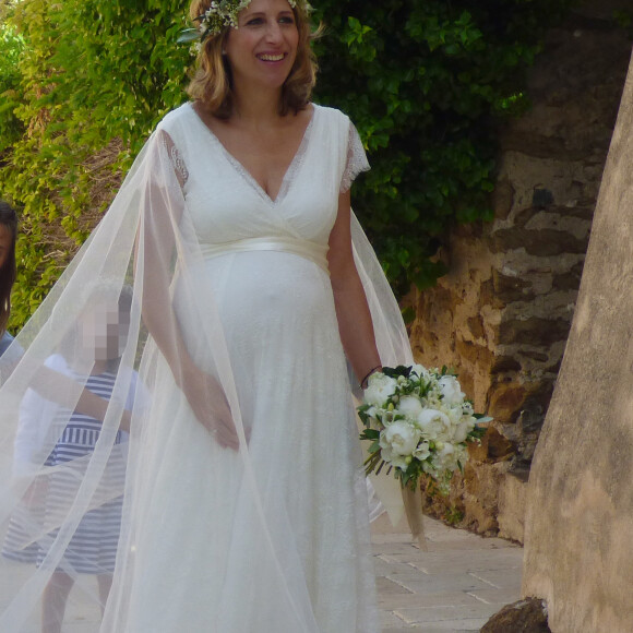 Exclusif - Maud Fontenoy enceinte avec ses enfants Mahé, Hina et Loup - Mariage de la navigatrice et femme politique et vice-présidente de la région Sud-Provence-Alpes-Côte-d'Azur, Maud Fontenoy avec le conseiller régional poitevin Olivier Chartier à l'Èglise de Gassin dans le Var le 26 mai 2018. © Christiane Georges/Nice Matin/Bestimage