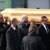 Sortie du cercueil - Sorties des obsèques du dessinateur Charb (Stéphane Charbonnier) à la Halle Saint Martin à Pontoise, le 16 janvier 2015. Il fait partie des 12 personnes tuées lors de l'attaque terroriste au siège de Charlie Hebdo, le 7 janvier 2015.