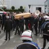 Sortie du cercueil suivi d'une fanfare - Sorties des obsèques du dessinateur Charb (Stéphane Charbonnier) à la Halle Saint Martin à Pontoise, le 16 janvier 2015. Il fait partie des 12 personnes tuées lors de l'attaque terroriste au siège de Charlie Hebdo, le 7 janvier 2015.