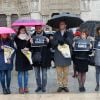 Minute de silence observée suite à l'attentat contre "Charlie Hebdo" sur le parvis de la cathédrale Notre-Dame à Paris, le 8 janvier 2015. Une attaque terroriste qui a fait 12 morts dont les dessinateurs Charb, Cabu et Georges Wolinski et 2 policiers. La minute de silence est observée dans toute la France.