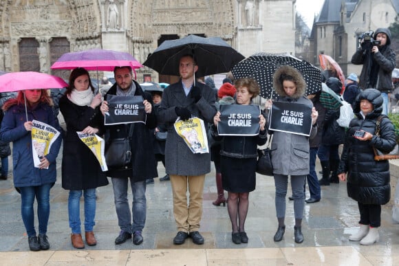 Minute de silence observée suite à l'attentat contre "Charlie Hebdo" sur le parvis de la cathédrale Notre-Dame à Paris, le 8 janvier 2015. Une attaque terroriste qui a fait 12 morts dont les dessinateurs Charb, Cabu et Georges Wolinski et 2 policiers. La minute de silence est observée dans toute la France.