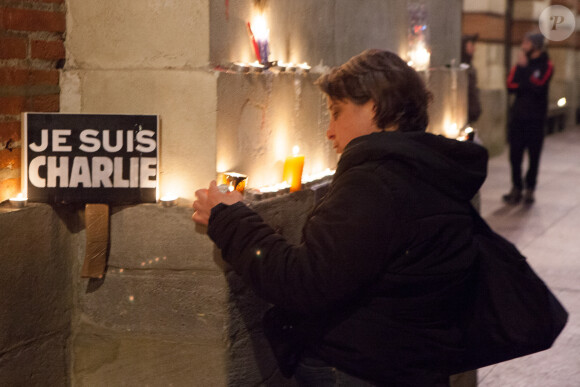Manifestation de soutien à "Charlie Hebdo", place du Capitole à Toulouse, le 7 janvier 2015 après l'attaque terroriste au siège de "Charlie Hebdo" à Paris qui a fait 12 morts dont les dessinateurs Charb, Cabu, Tignous et Georges Wolinski et 2 policiers.