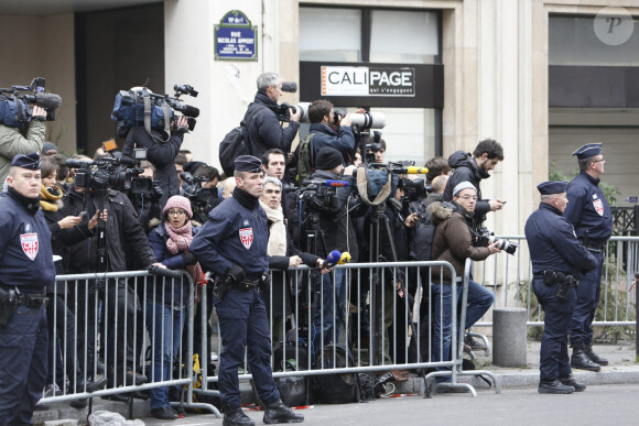 Des policiers et des journalistes après l'attaque au siège de "Charlie Hebdo" à Paris, le 7 janvier 2015 qui a fait 12 morts dont les dessinateurs Charb, Cabu et Georges Wolinski et 2 policiers.