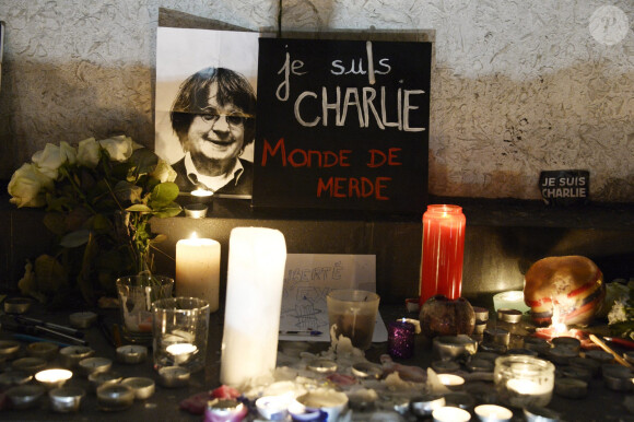 Des milliers de personnes lors du rassemblement mercredi 7 janvier 2015 place de la République à Paris, après l'attaque au siège de"Charlie Hebdo" à Paris qui a fait 12 morts dont les dessinateurs Charb, Cabu et Georges Wolinski et 2 policiers.