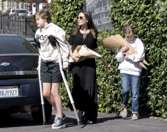 Exclusif - Angelina Jolie est allée acheter des fleurs avec ses enfants Shiloh et Vivienne dans le quartier de Los Feliz à Los Angeles. Shiloh marche difficilement à l'aide de béquilles. Le 8 mars 2020.