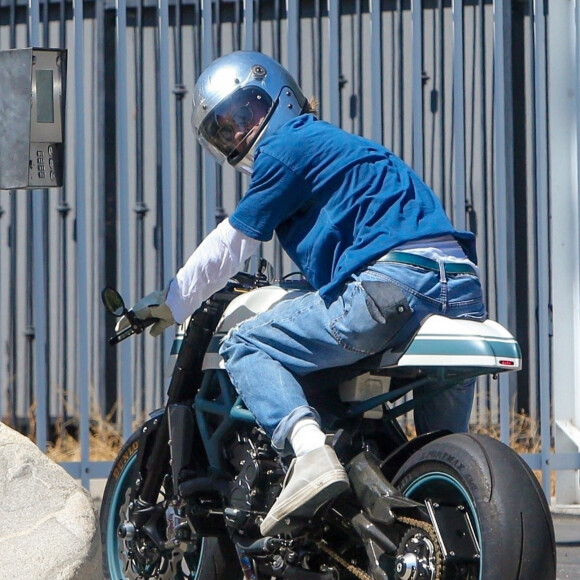 Brad Pitt sort de chez son ex Angelina Jolie au volant de sa moto dans le quartier de Los Feliz à Los Angeles pendant l'épidémie de coronavirus (Covid-19), le 28 juillet 2020.