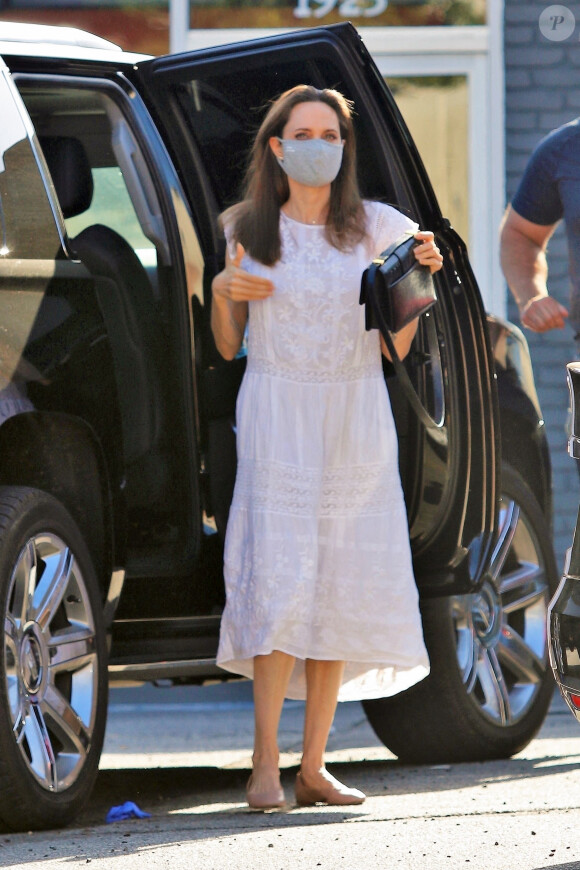 Exclusif - Angelina Jolie sort de sa quarantaine avec sa fille Vivienne pour une après-midi shopping entre filles à Los Feliz le 30 juin 2020. Elles portent toutes les deux un masque et des gants de protection contre le coronavirus (COVID-19)