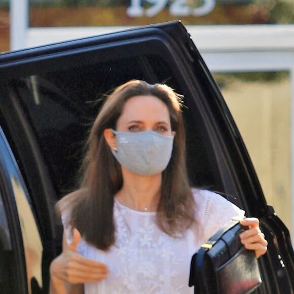 Exclusif - Angelina Jolie sort de sa quarantaine avec sa fille Vivienne pour une après-midi shopping entre filles à Los Feliz le 30 juin 2020. Elles portent toutes les deux un masque et des gants de protection contre le coronavirus (COVID-19)